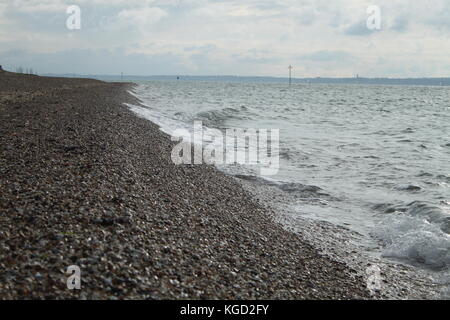 Wellen auf einem Kieselstrand Stockfoto