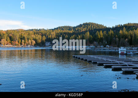 Friedliche Lake Arrowhead anzeigen Einige Kalifornien Herbstfarben Stockfoto