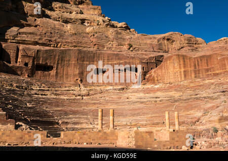 Nabatäische Amphitheater ruinieren, Petra, Jordanien, Naher Osten, am frühen Morgen Licht mit blauer Himmel Stockfoto