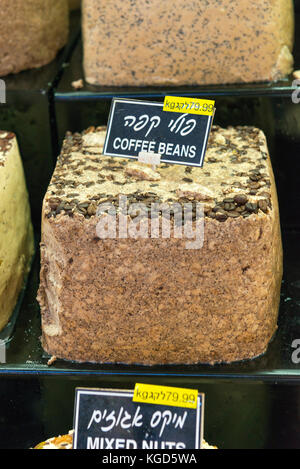 Israel das Heilige Land Tel Aviv Carmel Markt halva Nachspeise süß Stall shop shop tahini Sesampaste Kaffeebohnen butter Mehl Zucker Stockfoto