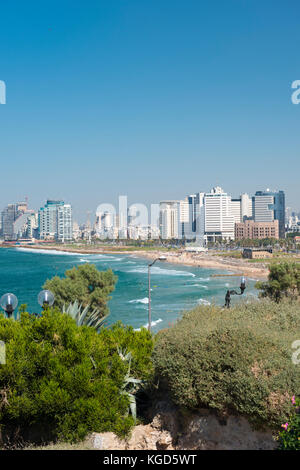 Israel das Heilige Land Panorama von Tel Aviv Shore Beach Marine aus Jaffa Jaffa modernes Hochhaus Flats Apartments Büros hotels Meer surfen Bäume Stockfoto