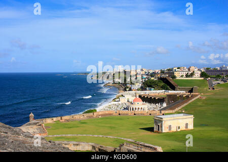 Ein Blick von einem der Aussichtspunkte in Richtung Ozean am Castillo de San Cristobal, San Juan Puerto Rico Stockfoto