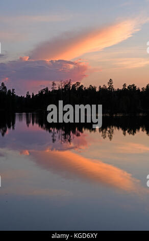 Einzigartige Wolken bei Sonnenuntergang auf See in saganagons quetico Provincial Park Stockfoto