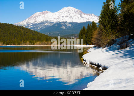 Mount Shasta im Winter mit Lake im Vordergrund Stockfoto