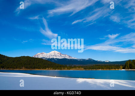 Mount Shasta im Winter mit Lake im Vordergrund Stockfoto