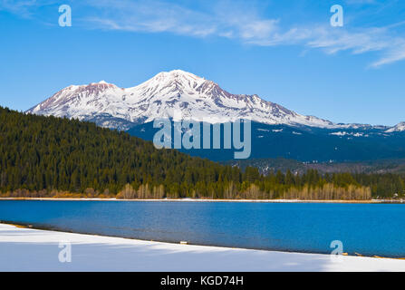 Mount Shasta im Winter mit Lake im Vordergrund Stockfoto