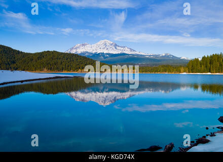 Mount Shasta im Winter mit Lake im Vordergrund Stockfoto