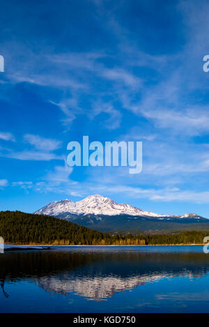 Mount Shasta im Winter mit Lake im Vordergrund Stockfoto