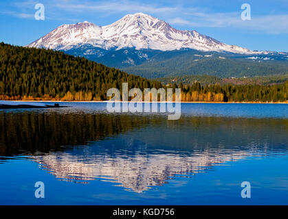 Mount Shasta im Winter mit Lake im Vordergrund Stockfoto