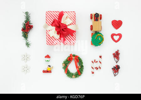 Flach Antenne Bild von Dekorationen & Ornamente frohe Weihnachten und ein glückliches neues Jahr Konzept. festliche Dekoration für Wintersaison. wichtiges Zubehör Objekt Stockfoto