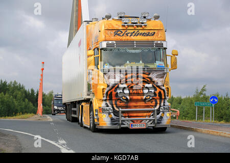 Lempaala, Finnland - 6 August 2015: Scania R620 zeigen Lkw Tiger von kuljetus ristimaa Oy hält an lempaala auf dem Weg zu Power Truck Show 2015. Stockfoto