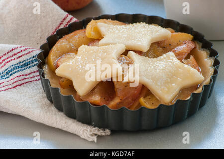 Backprozess, Zutaten zum Backen, Arbeitsplatz, kulinarisch, Hintergrund. Zutaten (Mehl, Ei, Pie Crust, Zimt) und Werkzeugen (Pinsel, Rolling Pin) Stockfoto