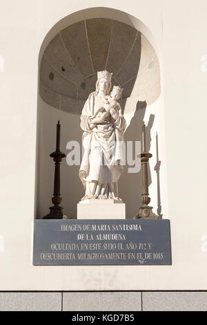 Statue Maria: Iglesia de Santisima de la Almudena, Catedral de Nuestra Señora de la Almudena Kathedrale, Kirche, Madrid, Spanien Stockfoto