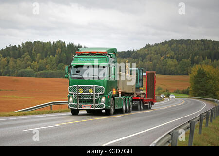 Salo, Finnland - 18 September 2015: Grüne Volvo fh Hols yanmar Vio 57 Minibagger. Vio 57 hat eine horizontale Reichweite von 4,32m und Tiefe von 3 Stockfoto