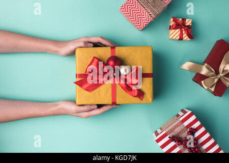 Hände mit Geschenk Box Stockfoto