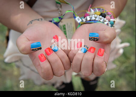 Junge Frau mit lackierten Nägeln an Glastonbury Festival Glastonbury Festival bereit - 2013. Stockfoto