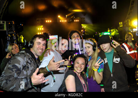 Glastonbury Festival, Festival goers genießen einen Silent Disco, wo sie nur kann Musik über Kopfhörer hören. Stockfoto