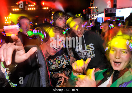 Glastonbury Festival, Festival goers genießen einen Silent Disco, wo sie nur kann Musik über Kopfhörer hören. Stockfoto