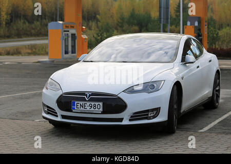 TOIJALA, Finnland - 17. OKTOBER 2015: Weiß Tesla Model S Elektroauto in der Nähe von Tesla Kompressor Punkt geparkt. Die aktuelle zwei Tesla Kompressor sta Stockfoto