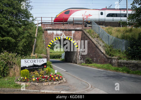 Virgin High Speed Train crossing over Road Bridge Stockfoto