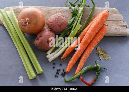 Eine Anzeige der sortierten Gemüse, die häufig in der Küche verwendet werden. Stockfoto