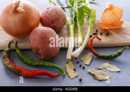 Eine Anzeige der sortierten Gemüse, die häufig in der Küche verwendet werden. Stockfoto