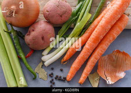 Eine Anzeige der sortierten Gemüse, die häufig in der Küche verwendet werden. Stockfoto