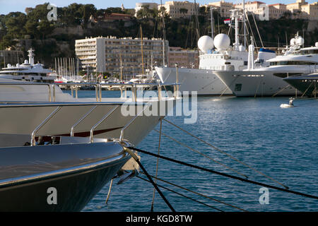 Blick auf den Hafen von Monaco Ville mit seinem Luxus Schiffe in die Französische Riviera Stockfoto