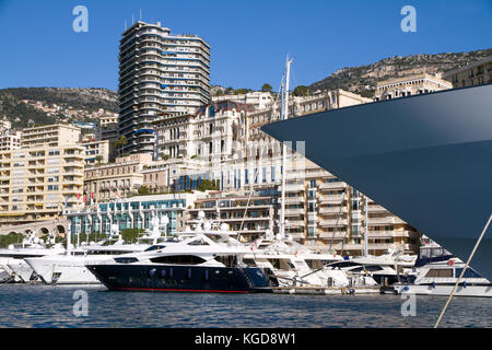 Blick auf den Hafen von Monaco Ville mit seinem Luxus Schiffe in die Französische Riviera Stockfoto