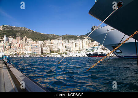 Blick auf den Hafen von Monaco Ville mit seinem Luxus Schiffe in die Französische Riviera Stockfoto