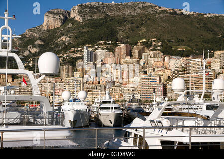 Blick auf den Hafen von Monaco Ville mit seinem Luxus Schiffe in die Französische Riviera Stockfoto