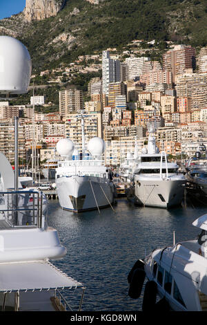 Blick auf den Hafen von Monaco Ville mit seinem Luxus Schiffe in die Französische Riviera Stockfoto