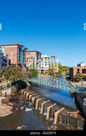 Falls Park auf der Reedy River von der Main Street Bridge, Greenville, South Carolina, USA Stockfoto