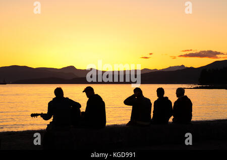 Die Silhouette der jungen Kerle am Strand der English Bay in Vancouver, Kanada Stockfoto