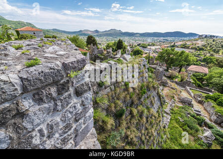 Luftaufnahme der Festungsruinen in Stari Bar (Alte Bar) - kleine Stadt in der Nähe von Bar Stadt, Teil der Bar Gemeinde im Süden Montenegros Stockfoto