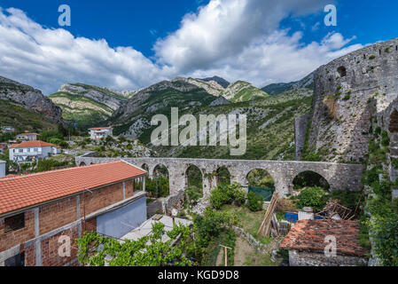 Aquädukt aus altem Stein von der Festung in Stari Bar (Alte Bar) gesehen - kleine Stadt in der Nähe von Bar Stadt, Teil der Gemeinde Bar im Süden Montenegros Stockfoto