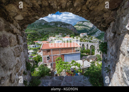 Aquädukt aus altem Stein von der Festung in Stari Bar (Alte Bar) gesehen - kleine Stadt in der Nähe von Bar Stadt, Teil der Gemeinde Bar im Süden Montenegros Stockfoto