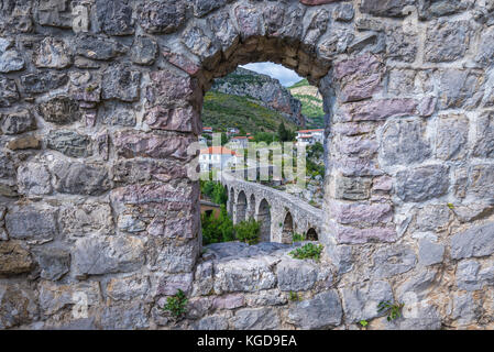 Aquädukt aus altem Stein von der Festung in Stari Bar (Alte Bar) gesehen - kleine Stadt in der Nähe von Bar Stadt, Teil der Gemeinde Bar im Süden Montenegros Stockfoto