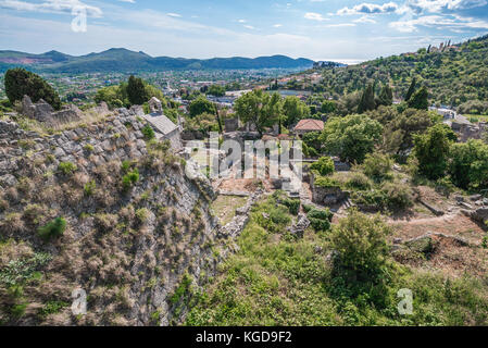 Luftaufnahme der Festungsruinen in Stari Bar (Alte Bar) - kleine Stadt in der Nähe von Bar Stadt, Teil der Bar Gemeinde im Süden Montenegros Stockfoto