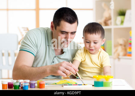 Vater und Kind Spaß Malerei zu Hause Stockfoto