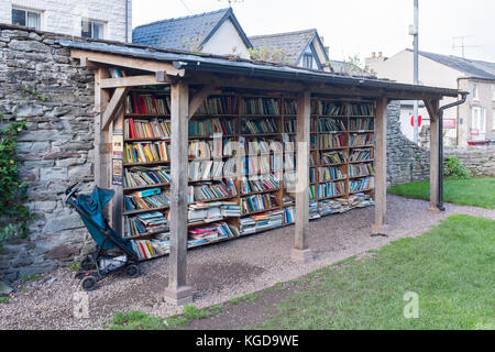 Bücherregale im Freien an Heu Schloss Honesty Bookshop Stockfoto