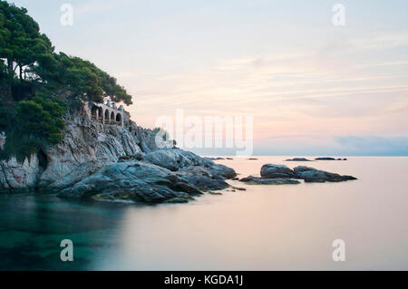 Sonnenaufgang in Cala Rovira (Platja d'Aro / Costa Brava / Mittelmeer / Katalonien) Stockfoto