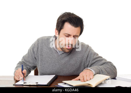 nachdenklich legerer Mann auf dem Schreibtisch, isoliert auf weißem Hintergrund Stockfoto