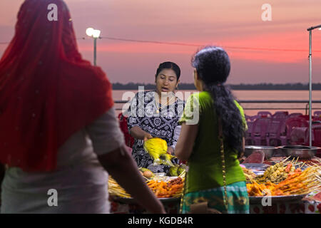 Nacht Markt entlang der Salween River/thanlwin River in mawlamyine/mawlamyaing, Mon, Myanmar/Birma Stockfoto