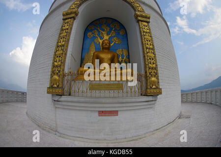 Pokhara, Nepal, September 04, 2017: goldene Statue von Buddha eine der Welt den Frieden Pagode, Pokhara, Nepal Stockfoto