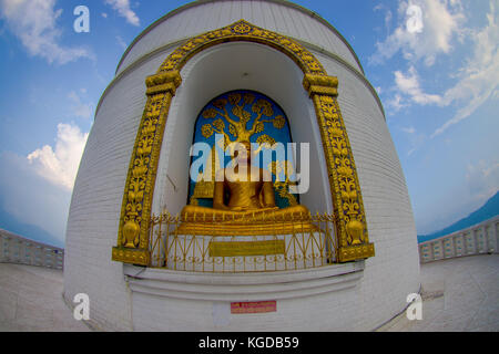 Pokhara, Nepal, September 04, 2017: goldene Statue von Buddha eine der Welt den Frieden Pagode, Pokhara, Nepal Stockfoto