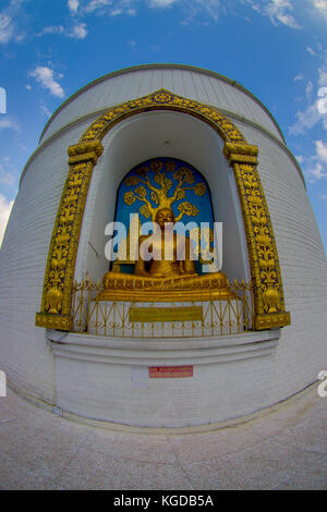 Pokhara, Nepal, September 04, 2017: goldene Statue von Buddha eine der Welt den Frieden Pagode, Pokhara, Nepal Stockfoto