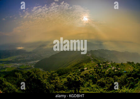 Unglaubliche Aussicht vom Hügel des Berges Annapurna bei Sonnenaufgang am Sarangkot, Nepal Stockfoto