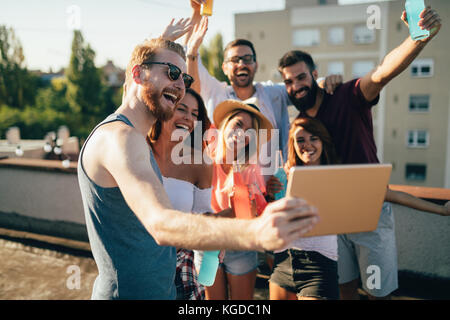 Gruppe von glücklich, Freunde, Party auf dem Dach Stockfoto