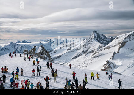 Skifahrer und Snowboarder bei der Bergstation der Hintertuxer heben Stockfoto